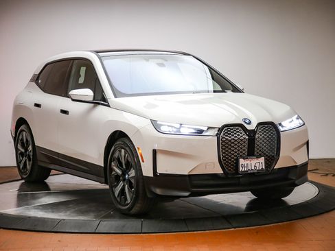 Used 2024 BMW iX xDrive50 w/ Premium Package AWD/4WD image 6