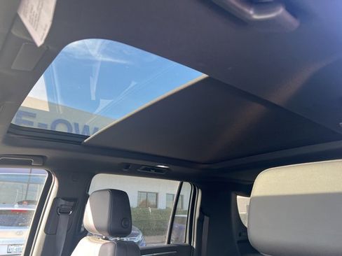 Certified 2025 Chevrolet Suburban Z71 w/ Comfort Package image 8