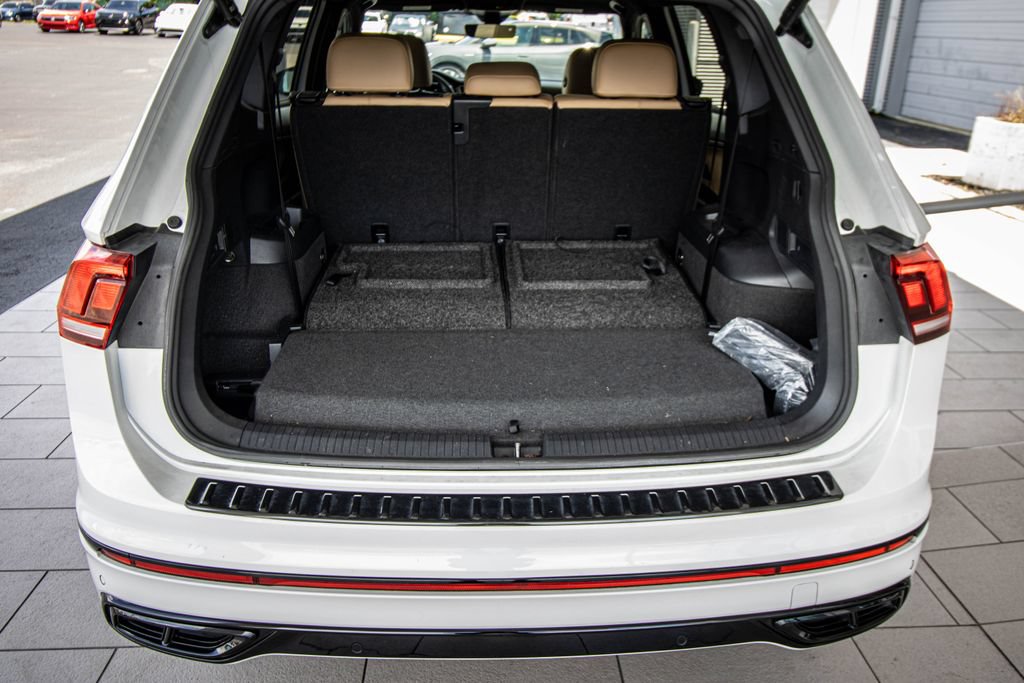 Certified 2024 Volkswagen Tiguan SE R-Line FWD image 17