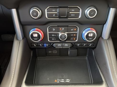 Used 2023 GMC Yukon SLT w/ SLT Luxury Package AWD/4WD image 27