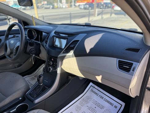 Used 2015 Hyundai Elantra SE image 24