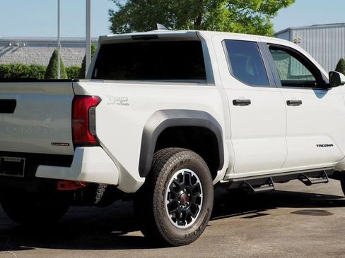 Used 2024 Toyota Tacoma TRD Off-Road AWD/4WD image 33