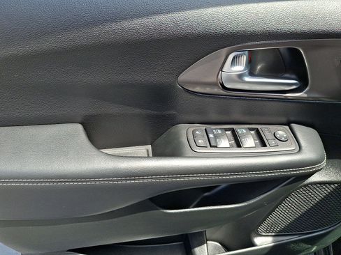 Used 2025 Chrysler Pacifica Select FWD image 11