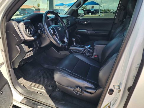 Used 2019 Toyota Tacoma TRD Off-Road AWD/4WD image 18