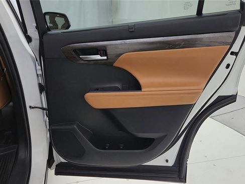 Used 2023 Toyota Highlander Platinum image 31