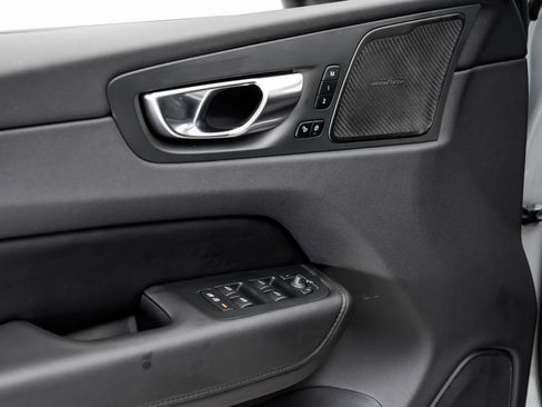 Used 2024 Volvo XC60 T8 Plus image 8