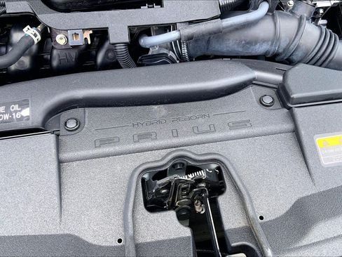 Used 2024 Toyota Prius XLE FWD image 30