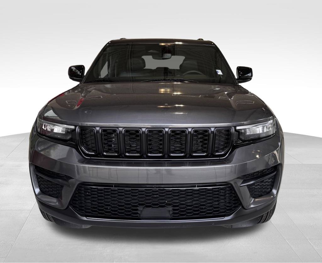 Used 2024 Jeep Grand Cherokee Altitude AWD/4WD image 2