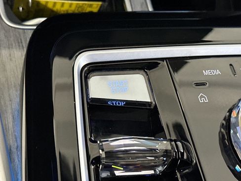 Used 2024 BMW i7 xDrive60 w/ Premium Package image 33