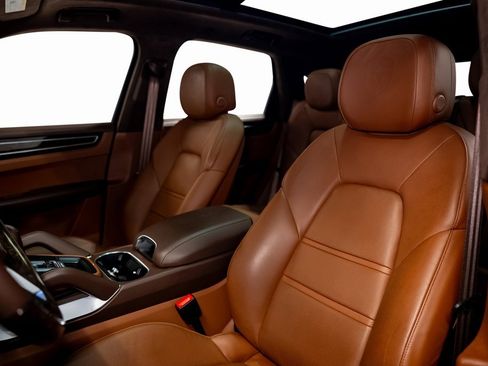 Used 2021 Porsche Cayenne Turbo image 27