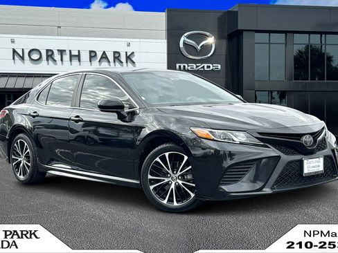 Used 2018 Toyota Camry SE image 1