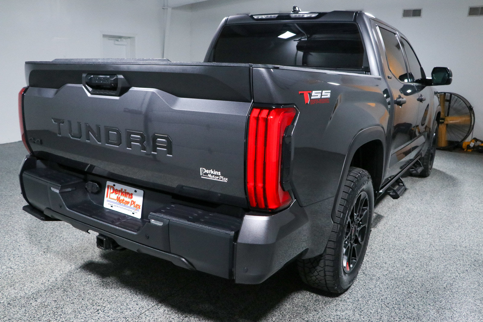 Used 2023 Toyota Tundra SR5 w/ SR5 Convenience Package AWD/4WD image 7
