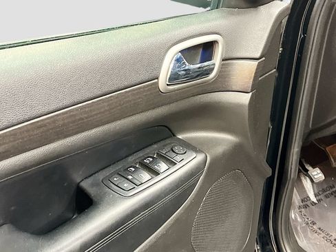 Used 2018 Jeep Grand Cherokee Altitude AWD/4WD image 18