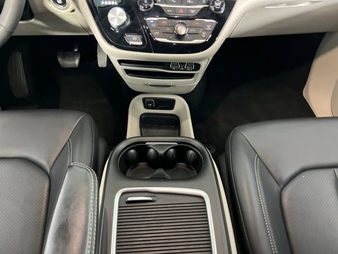 Used 2024 Chrysler Pacifica Touring-L image 17