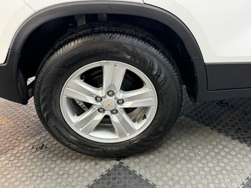 Used 2021 Chevrolet Trax LS w/ Tint and Cruise Package image 15