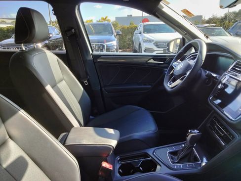 Used 2022 Volkswagen Tiguan SE R-Line image 9