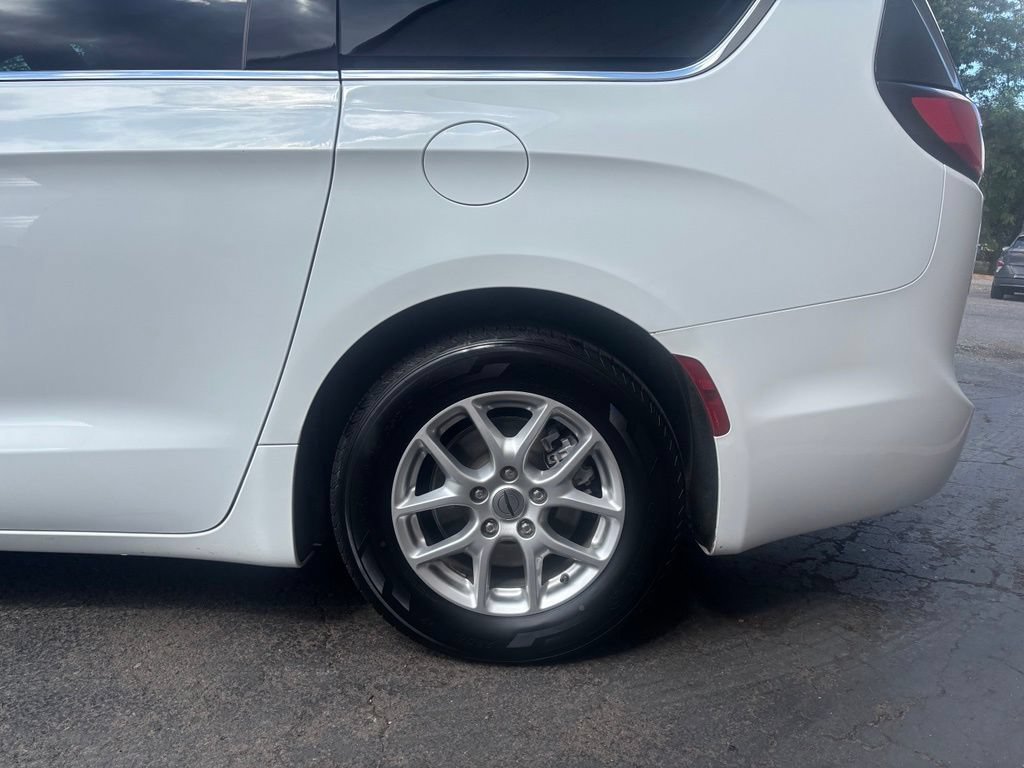 Used 2023 Chrysler Pacifica Touring-L FWD image 9