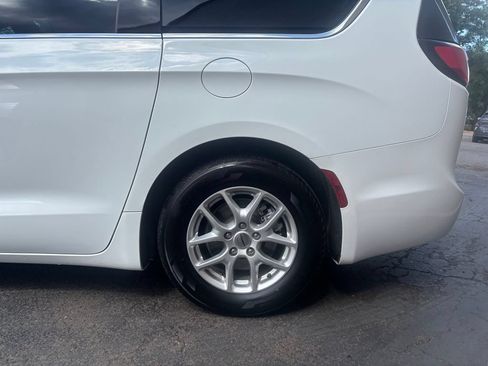 Used 2023 Chrysler Pacifica Touring-L FWD image 9