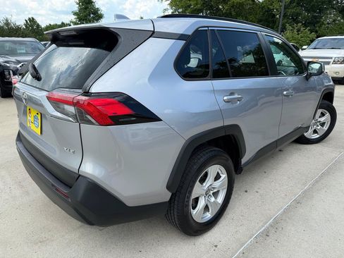 Used 2021 Toyota RAV4 XLE w/ Convenience Package FWD image 5