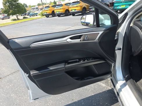 Used 2017 Ford Fusion SE FWD image 10