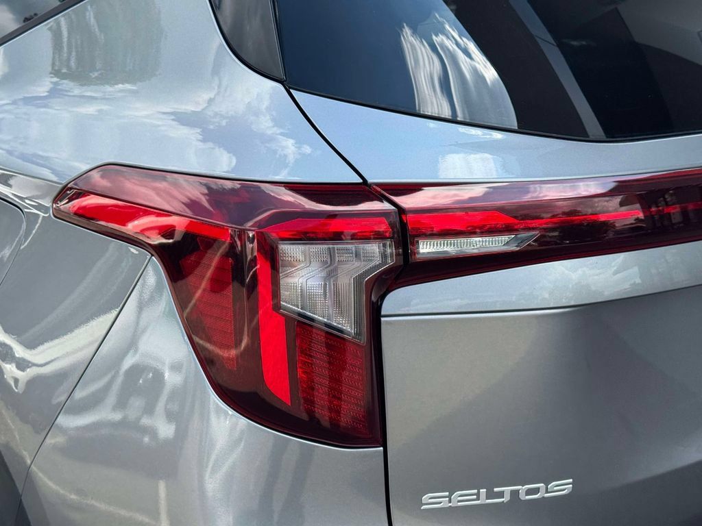 Used 2024 Kia Seltos LX AWD/4WD image 9