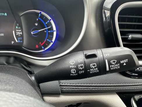 Used 2024 Chrysler Pacifica Select image 29