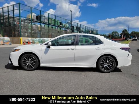 Used 2024 Toyota Camry SE image 2