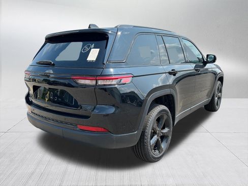 Used 2023 Jeep Grand Cherokee Altitude AWD/4WD image 7