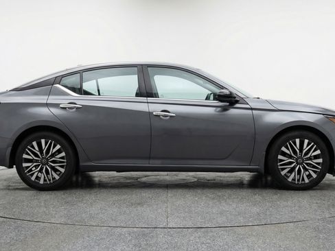 Used 2025 Nissan Altima 2.5 SV FWD image 11