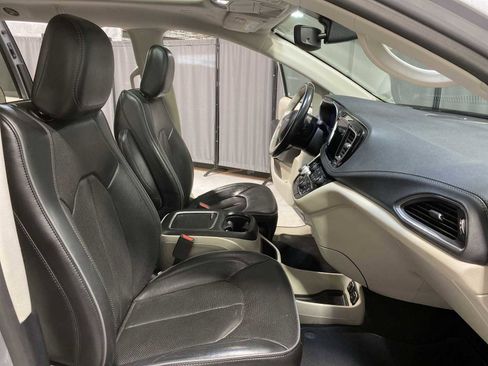 Used 2019 Chrysler Pacifica Limited image 14