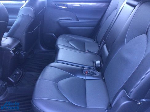 Used 2022 Toyota Highlander Limited image 19