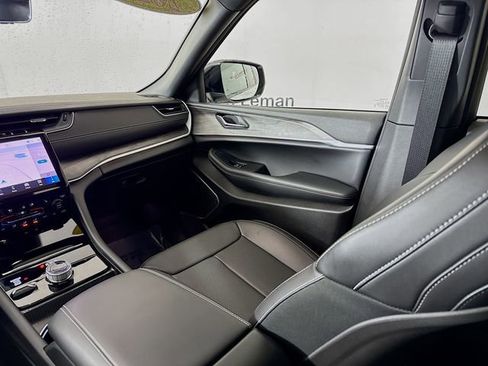 Used 2025 Jeep Grand Cherokee Limited w/ Luxury Tech Group II image 23