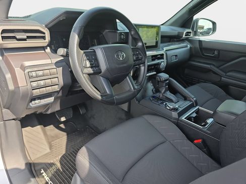Used 2025 Toyota Tacoma SR5 AWD/4WD image 15