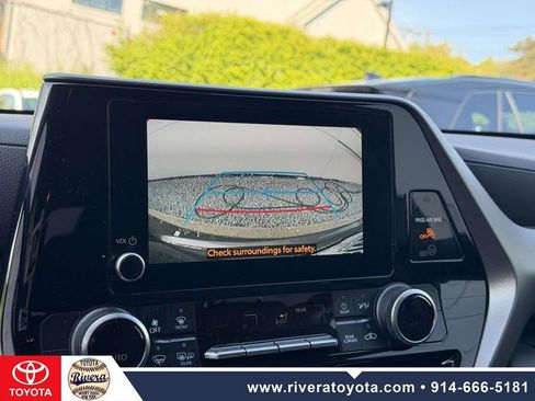 Used 2023 Toyota Highlander LE AWD/4WD image 25
