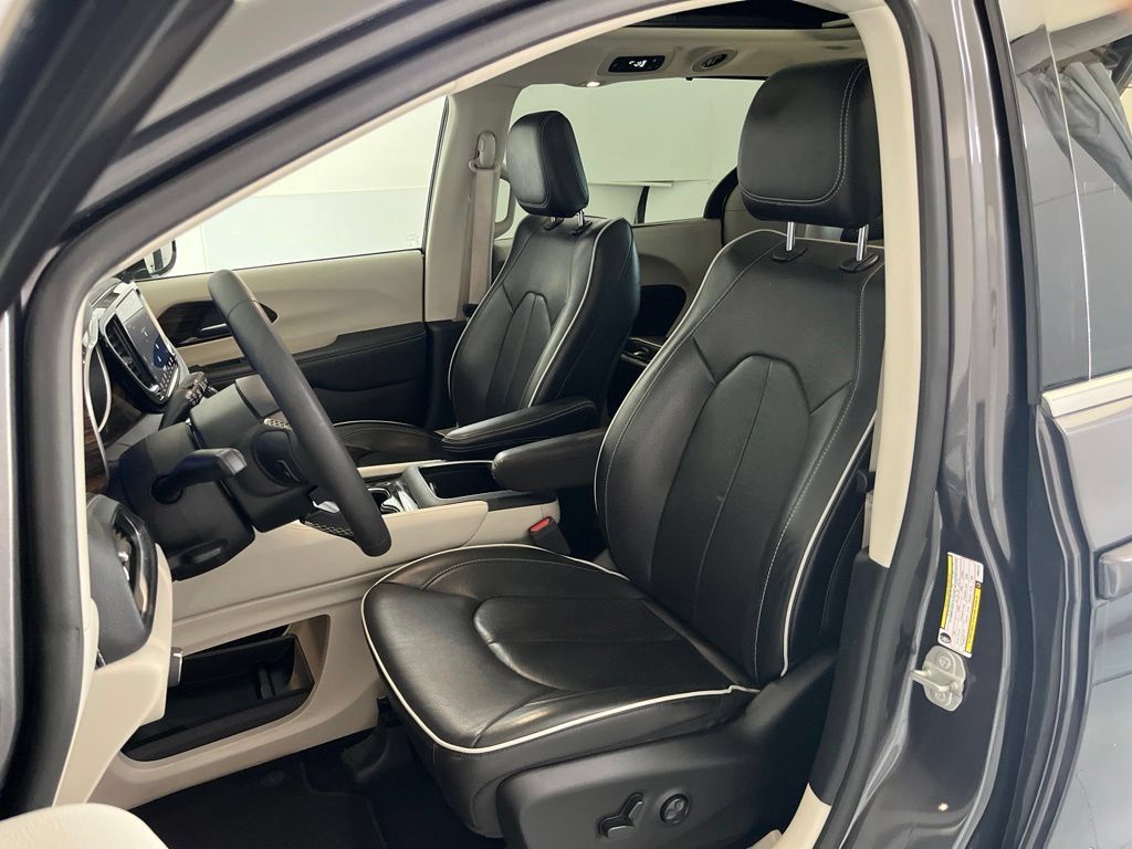 Used 2023 Chrysler Pacifica Limited FWD image 19
