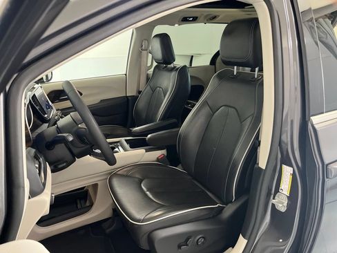 Used 2023 Chrysler Pacifica Limited FWD image 19