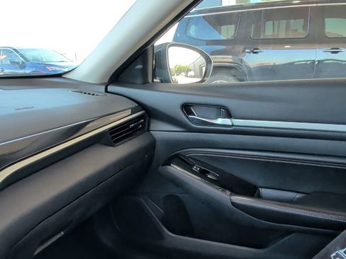Used 2023 Nissan Altima 2.5 SR w/ SR Premium Package image 12
