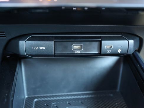 Used 2024 Kia Niro SX Touring image 27