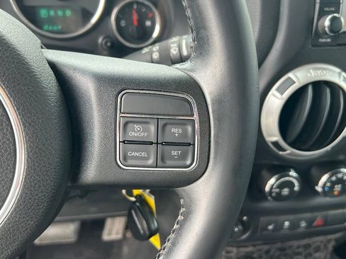 Used 2015 Jeep Wrangler Unlimited Rubicon w/ Dual Top Group AWD/4WD image 30