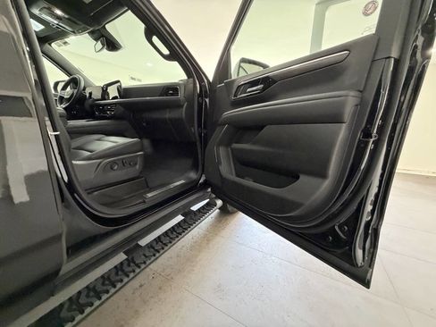 Used 2025 Chevrolet Suburban Z71 image 15