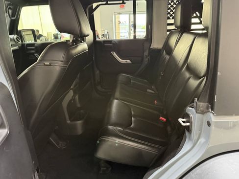 Used 2015 Jeep Wrangler Unlimited Rubicon AWD/4WD image 13