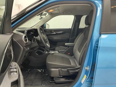 Used 2025 Chevrolet TrailBlazer LT w/ LT Cold Weather Package AWD/4WD image 8