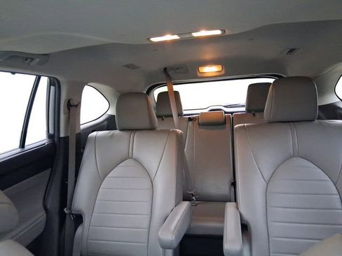 Used 2023 Toyota Highlander XLE FWD image 16