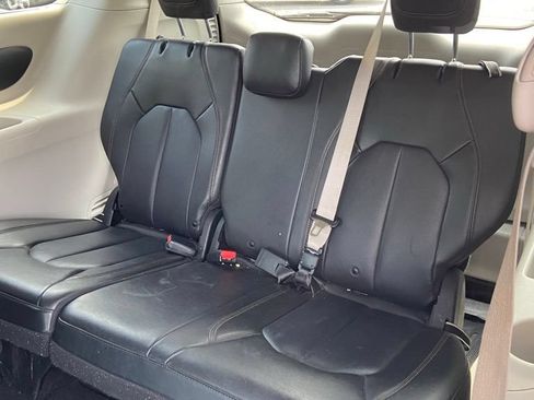 Used 2019 Chrysler Pacifica Touring-L FWD image 13