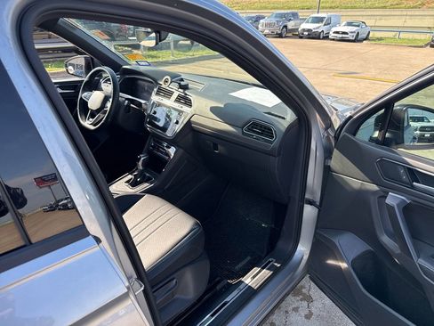 Used 2023 Volkswagen Tiguan SE R-Line FWD image 15