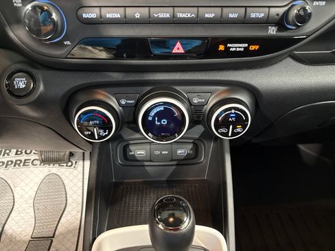 Used 2022 Hyundai Venue Limited FWD image 31