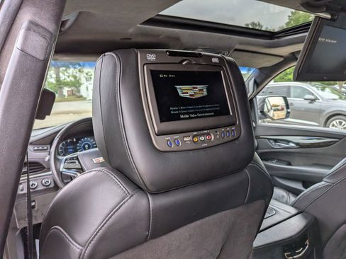 Used 2017 Cadillac Escalade Platinum AWD/4WD image 38