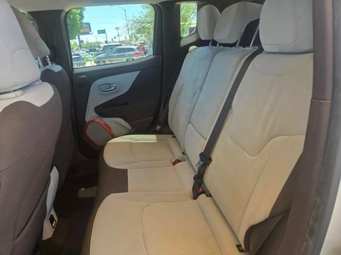Used 2015 Jeep Renegade Latitude w/ Popular Equipment Group FWD image 9