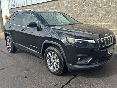 Used 2019 Jeep Cherokee Latitude Plus w/ Cold Weather Group AWD/4WD image 2
