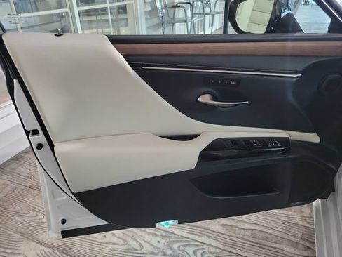 Used 2023 Lexus ES 350 w/ Premium Package FWD image 9